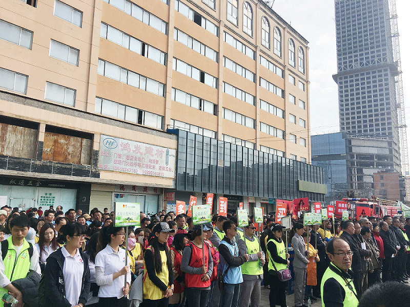 2017年3月5日，是我國第54個學(xué)雷鋒紀(jì)念日。3月份的春天萬物復(fù)蘇，百花齊放。陽光透過淡薄的云層照耀著大地，它的萬道金光愉快地普照著萬物。春風(fēng)拂面,是那么清柔,那么親切,就像是雷鋒的精神一直溫暖著、鼓舞著我們!